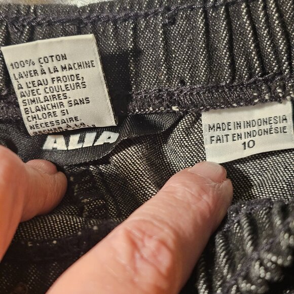 ALIA Woman's Capris - Picture 6 of 6